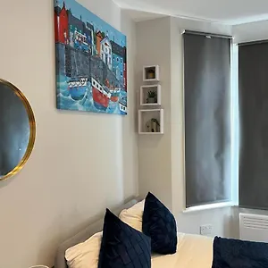 Guest house Stays Near Heathrow Ub2